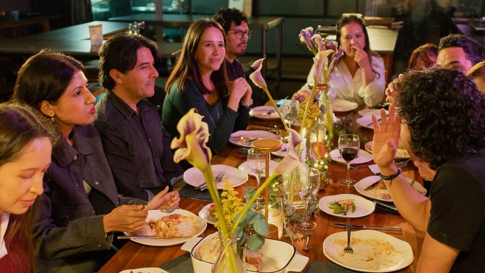 Mesa larga · cena de celebración