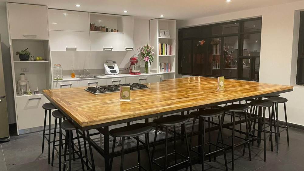 Cocina con vista a los cerros